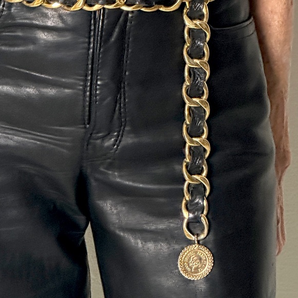 Chanel Belt - ICONIC Vintage Black Leather and Gold Chain - Picture 2 of 8